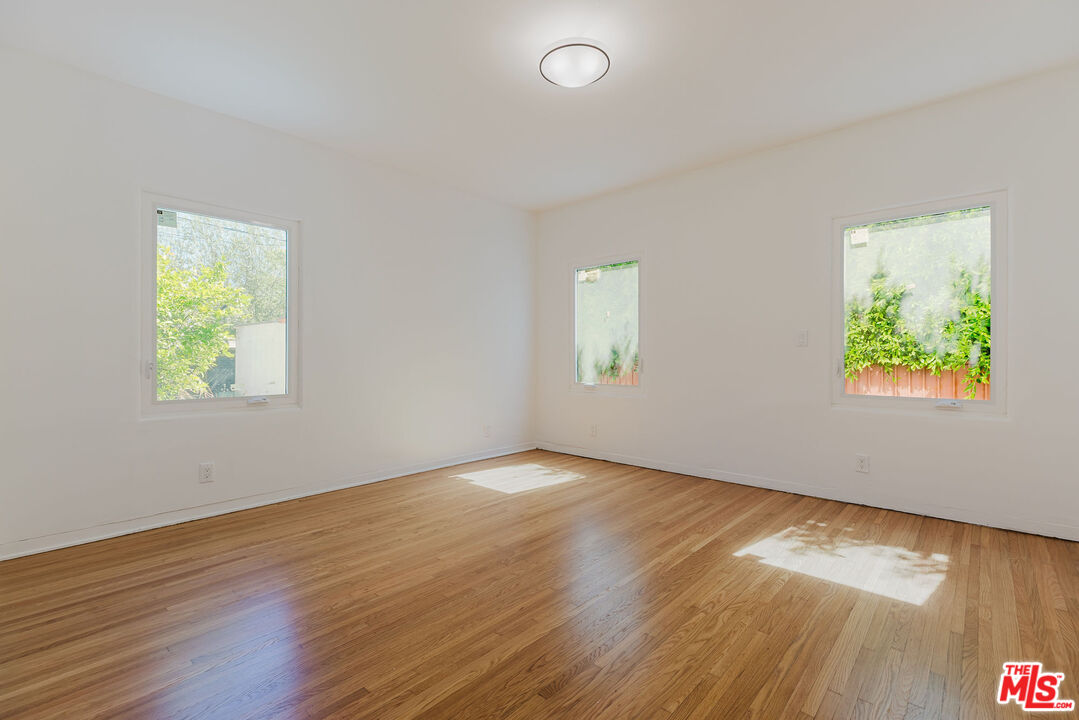 1122 S Tremaine Ave