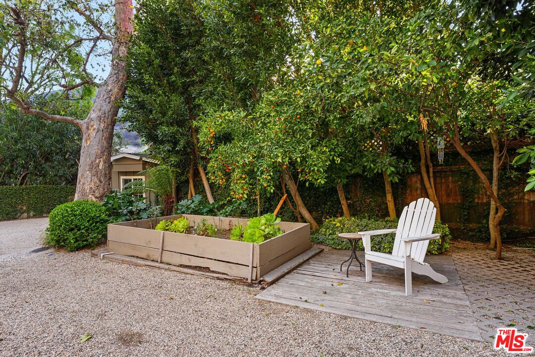 3354 Mandeville Canyon Rd