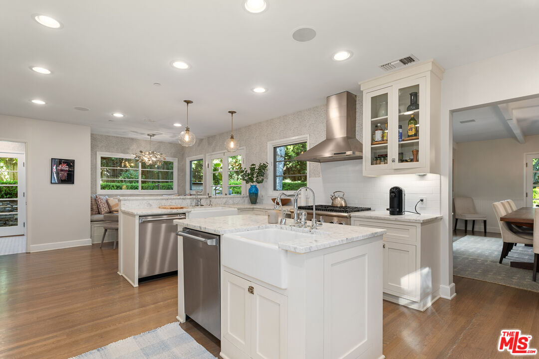3354 Mandeville Canyon Rd