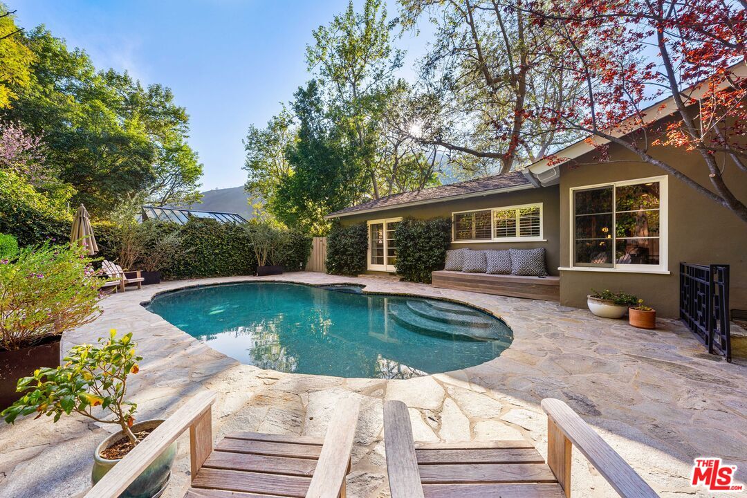 3354 Mandeville Canyon Rd