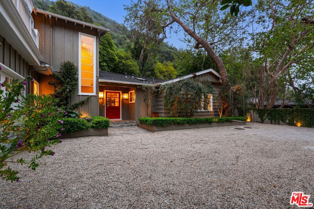3354 Mandeville Canyon Rd