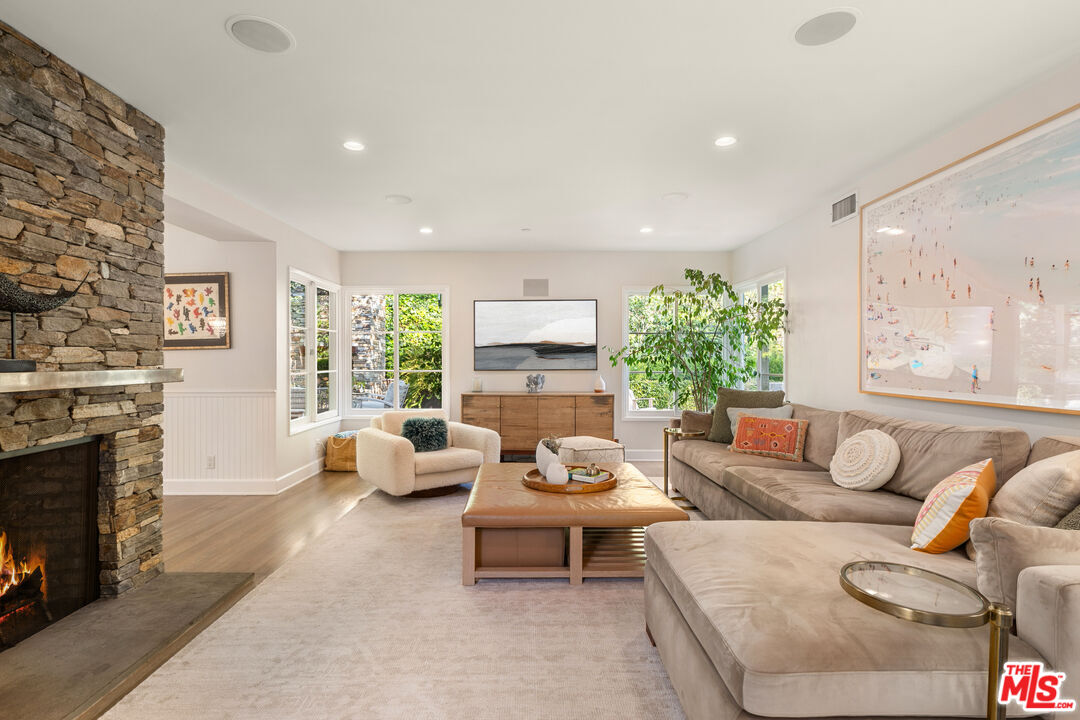 3354 Mandeville Canyon Rd