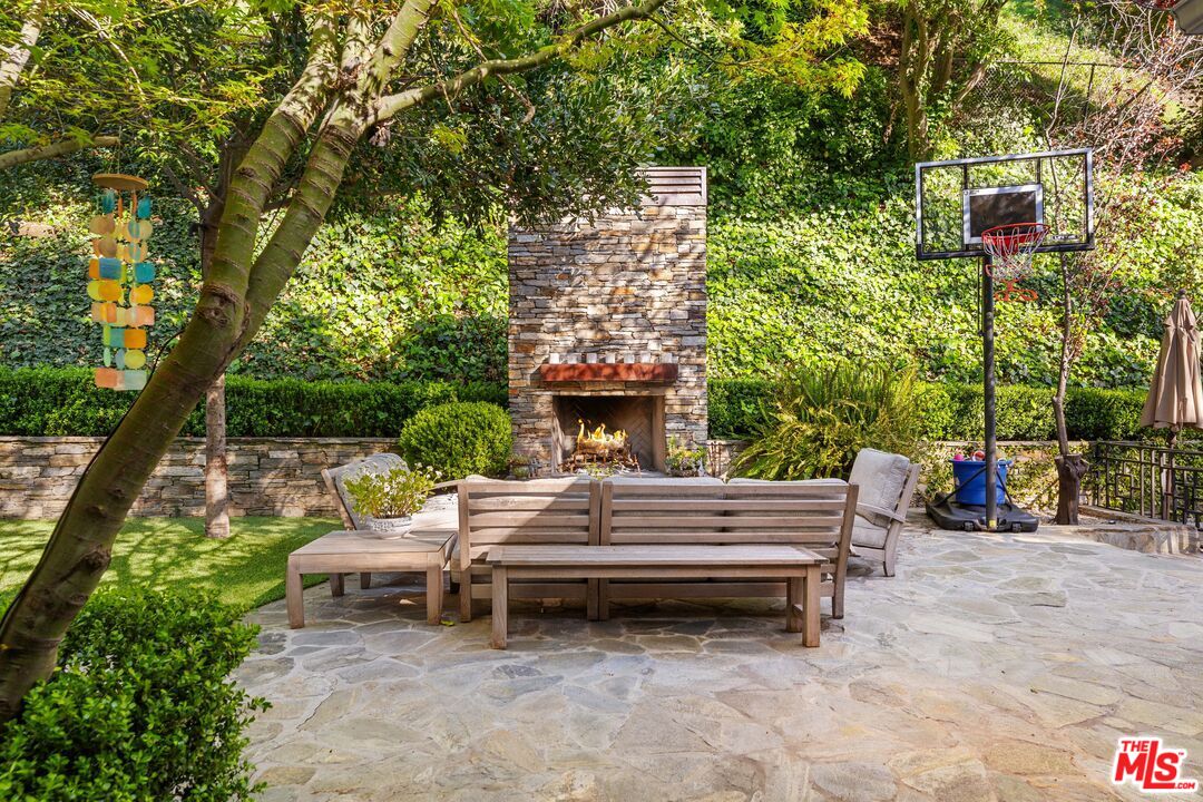 3354 Mandeville Canyon Rd