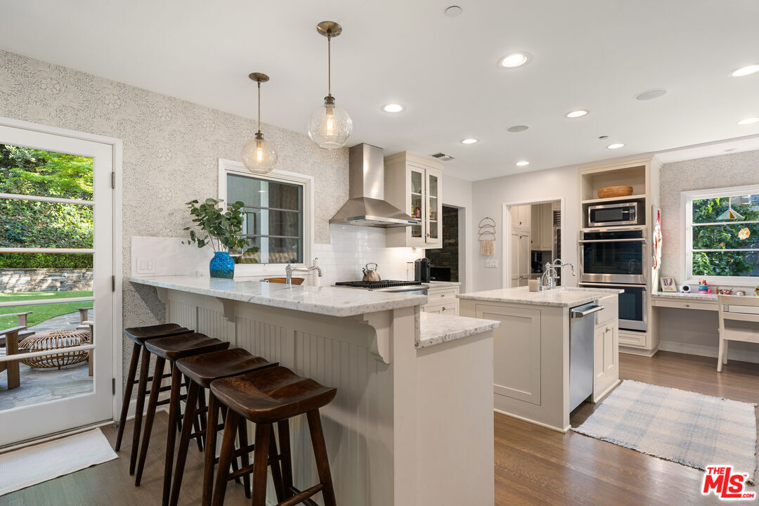 3354 Mandeville Canyon Rd