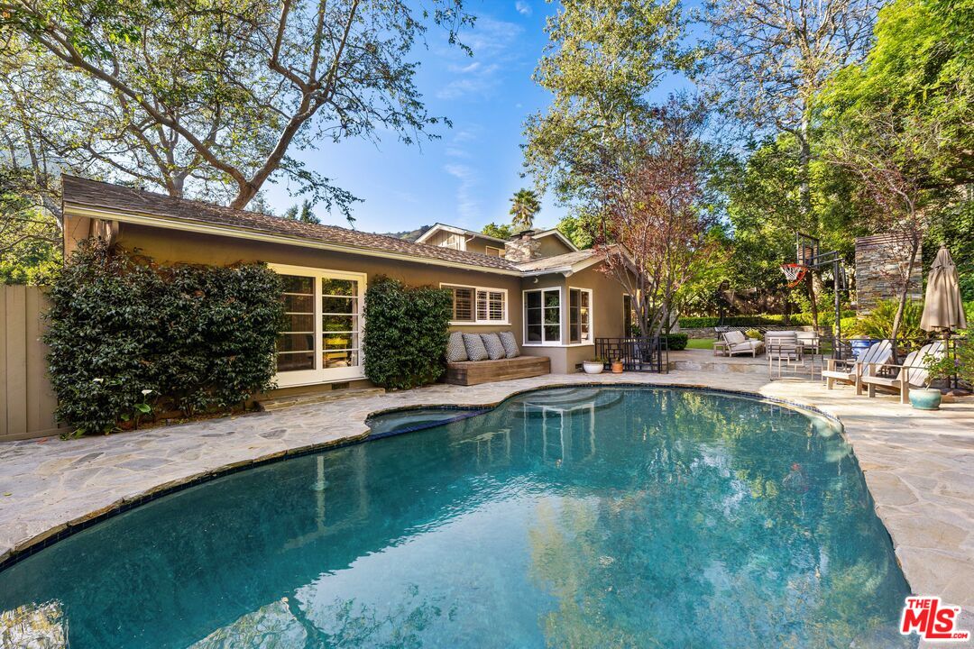 3354 Mandeville Canyon Rd