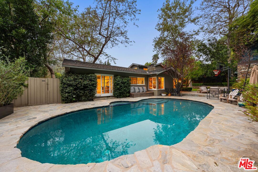3354 Mandeville Canyon Rd