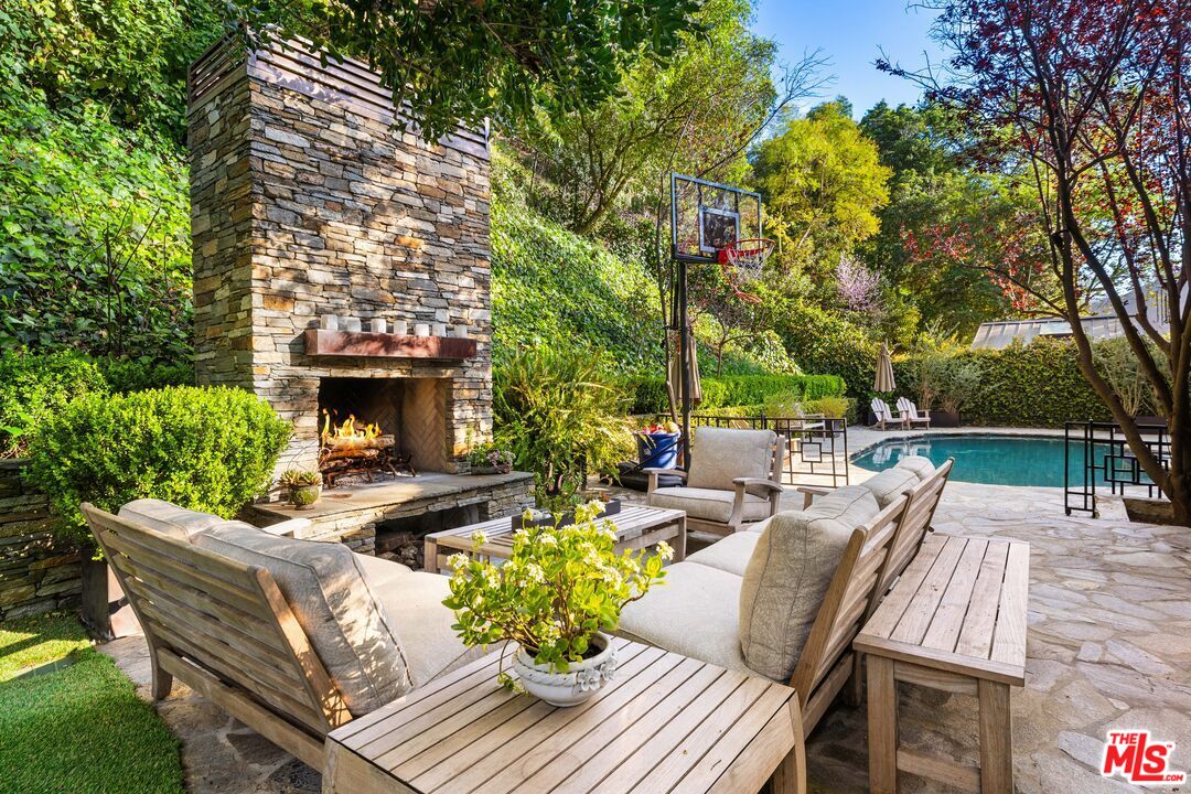 3354 Mandeville Canyon Rd