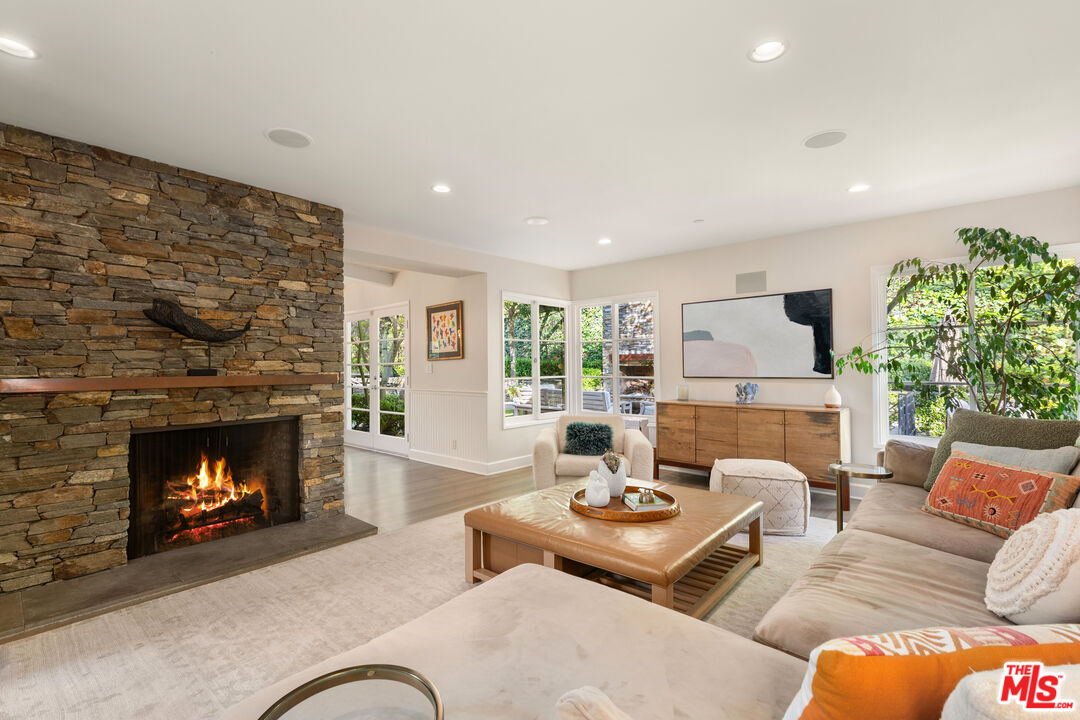 3354 Mandeville Canyon Rd
