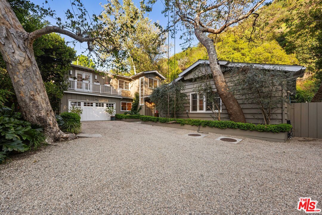 3354 Mandeville Canyon Rd