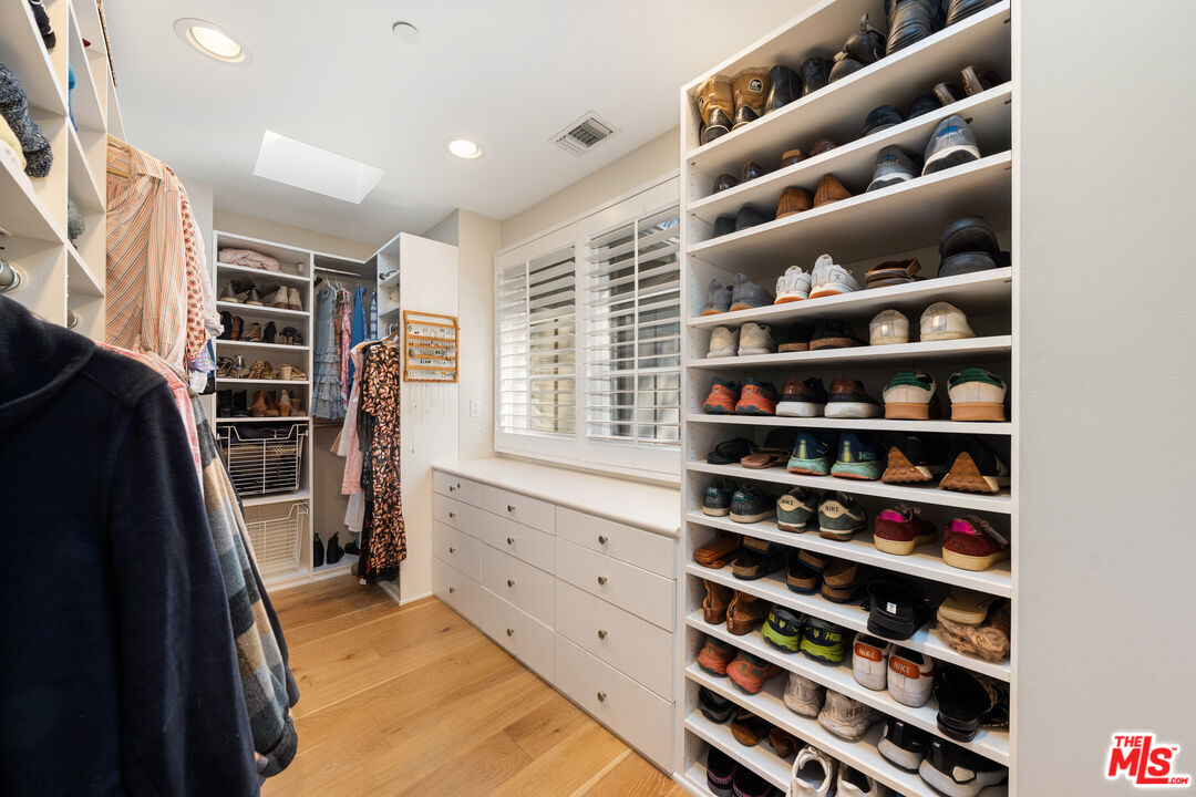3354 Mandeville Canyon Rd