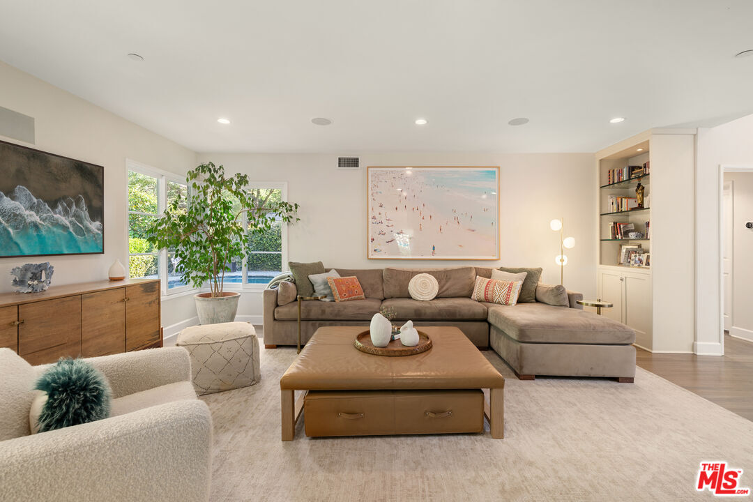 3354 Mandeville Canyon Rd
