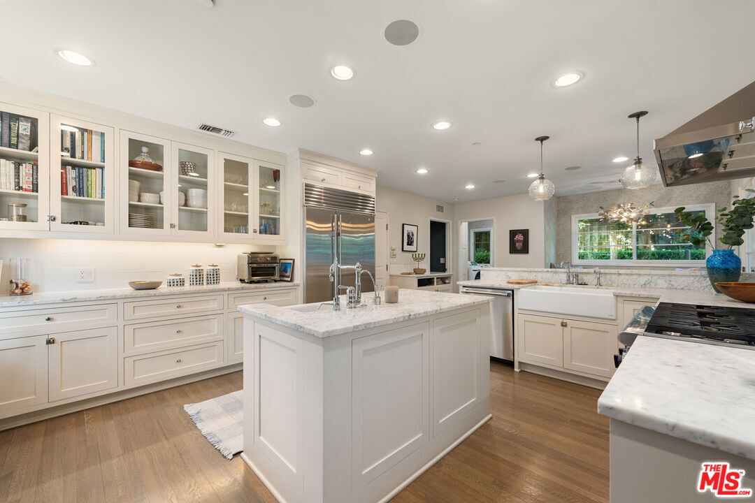 3354 Mandeville Canyon Rd
