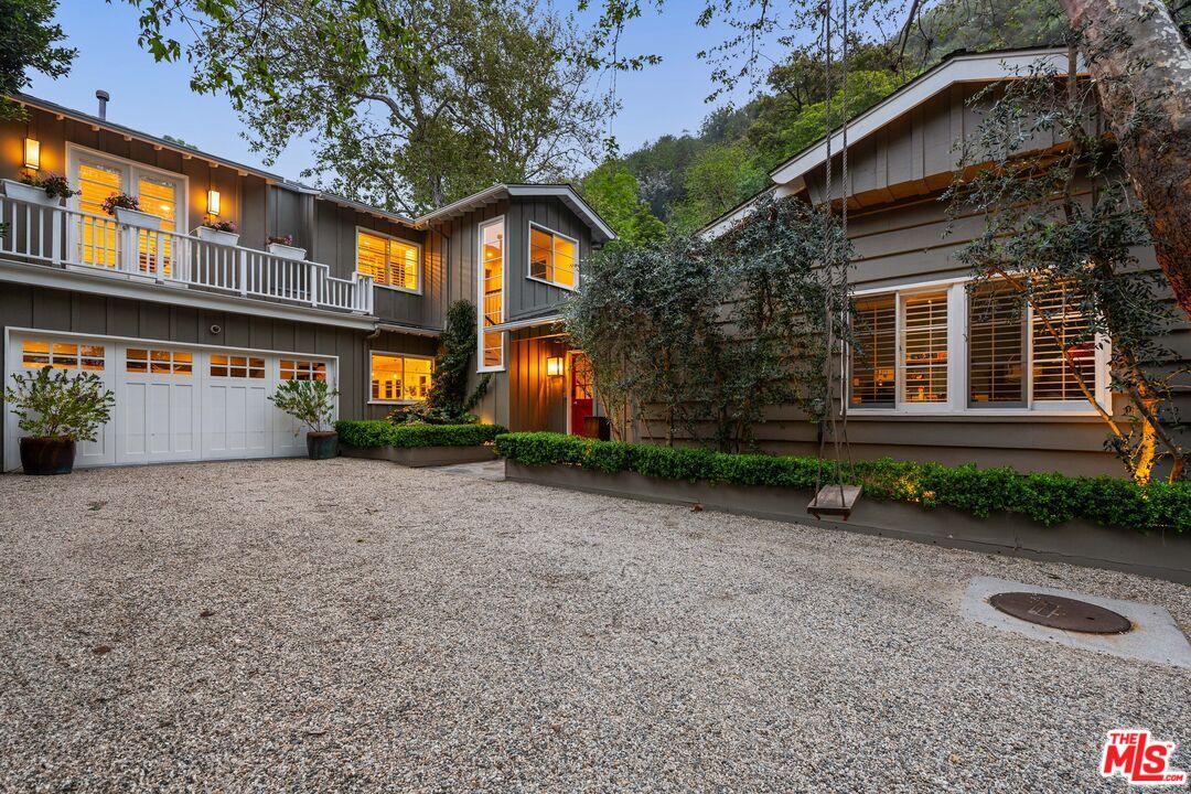 3354 Mandeville Canyon Rd