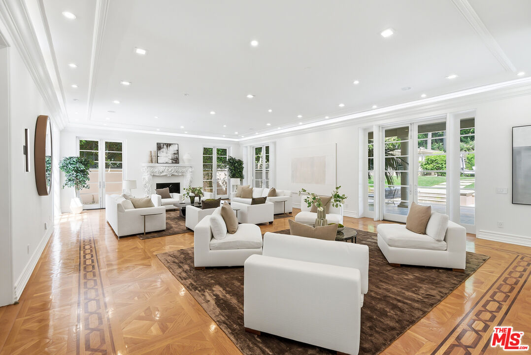 407 Robert Ln