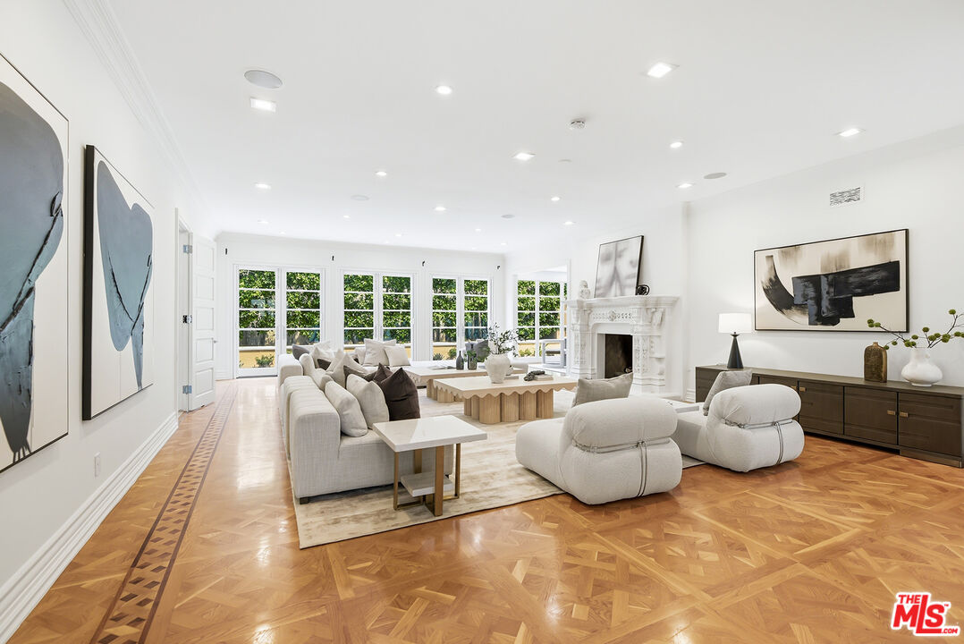 407 Robert Ln