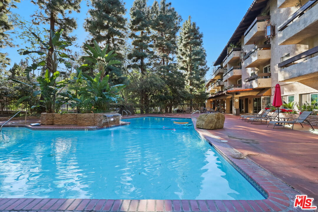 2700 Cahuenga Blvd Unit: 2216