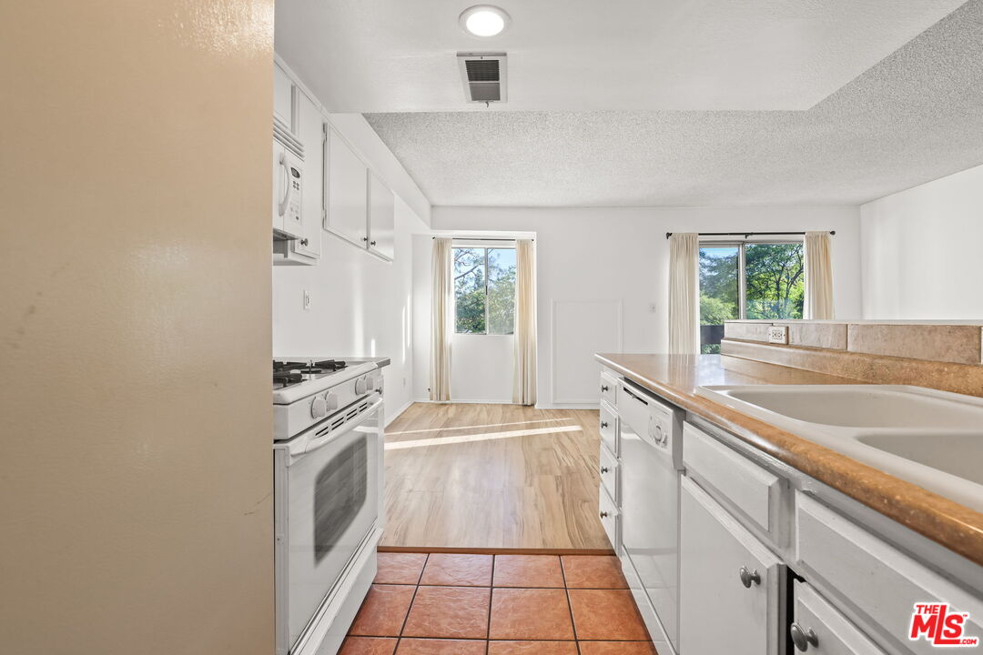 2700 Cahuenga Blvd Unit: 2216