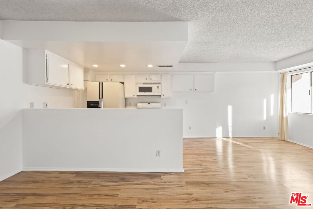 2700 Cahuenga Blvd Unit: 2216