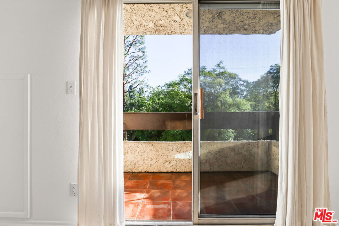 2700 Cahuenga Blvd Unit: 2216