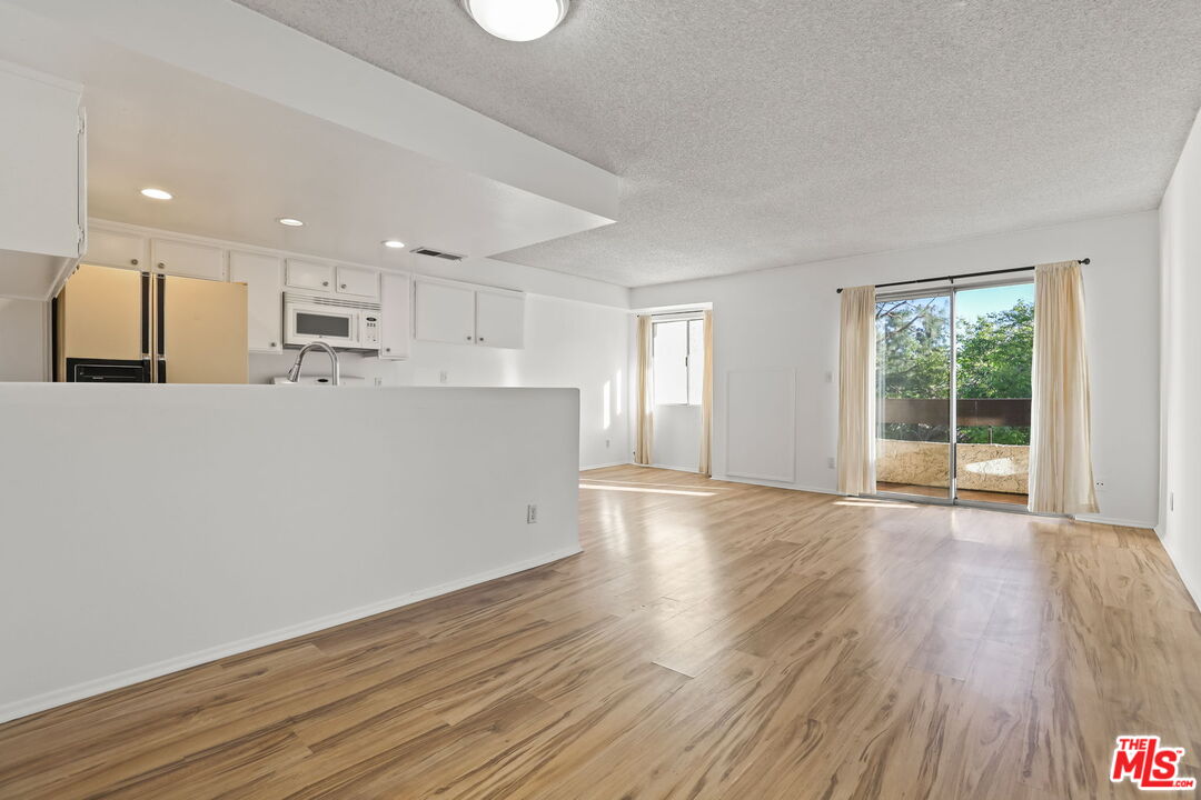 2700 Cahuenga Blvd Unit: 2216