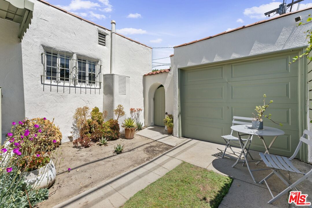 2030 S Redondo Blvd