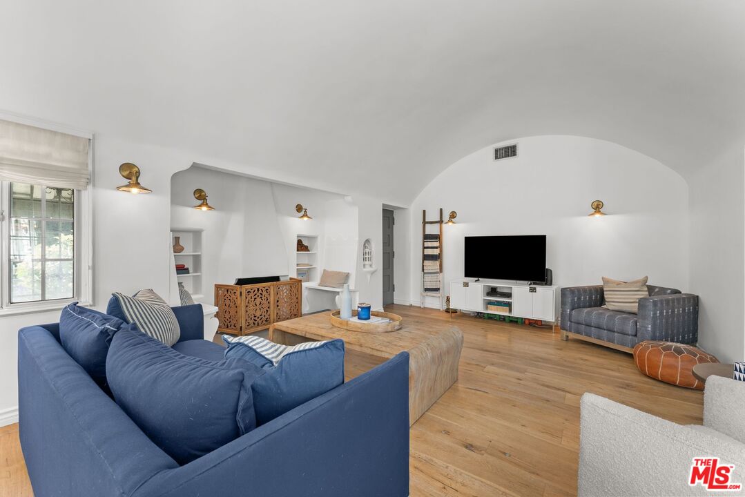 2030 S Redondo Blvd