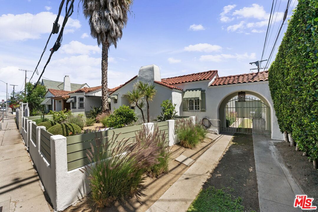 2030 S Redondo Blvd