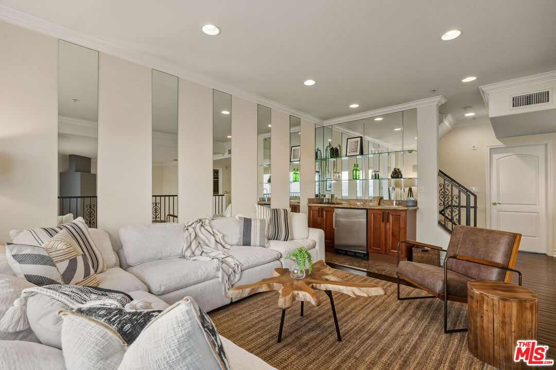 1717 S Barrington Ave Unit: 103