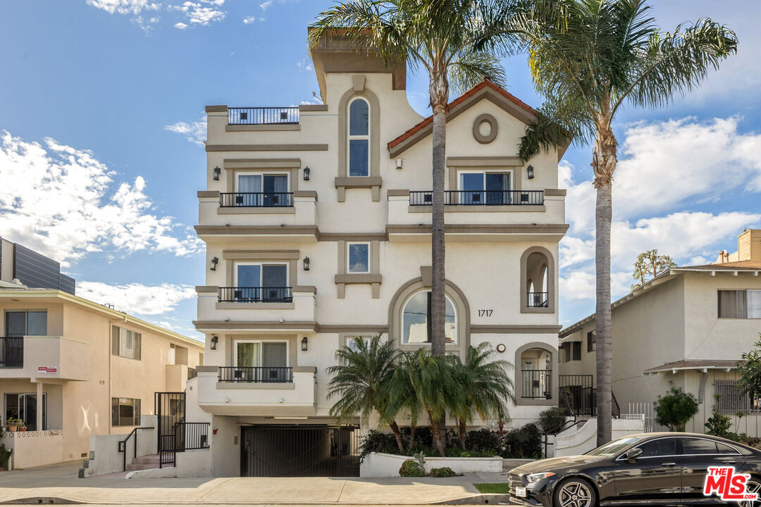 1717 S Barrington Ave Unit: 103