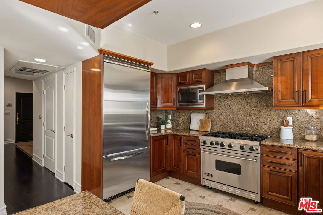 1717 S Barrington Ave Unit: 103