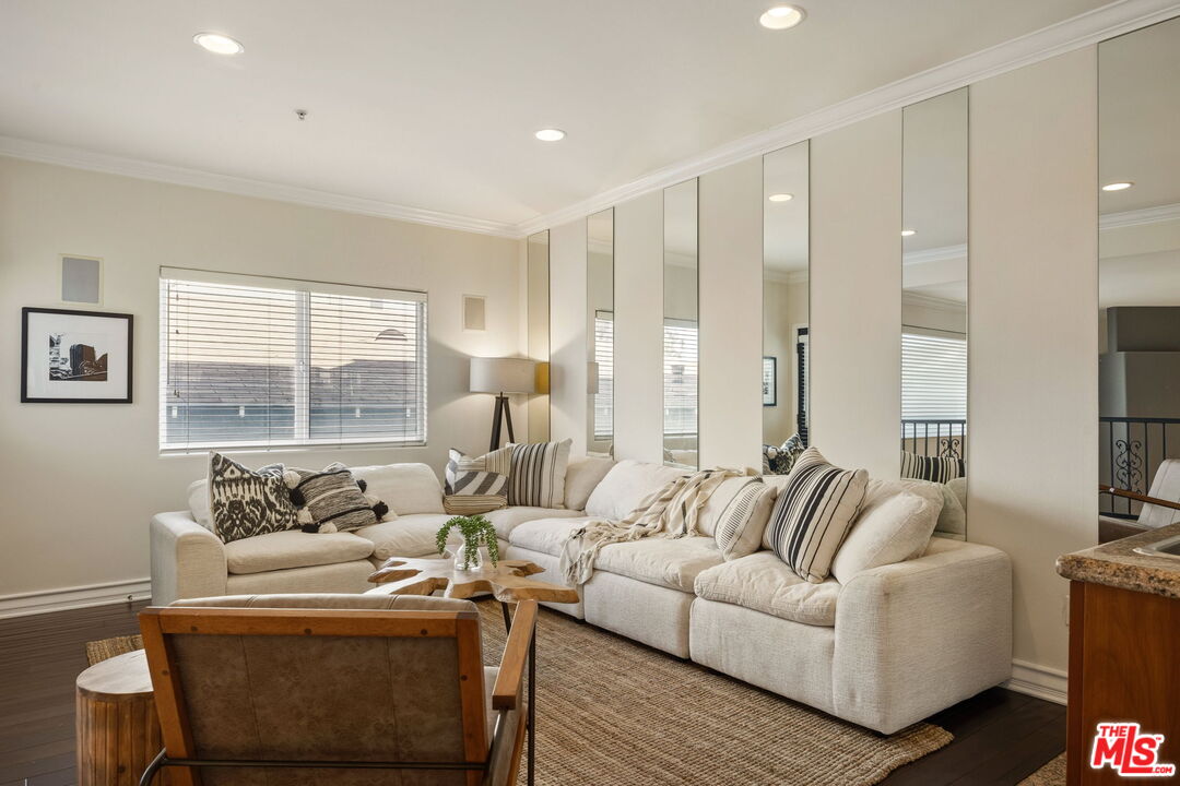 1717 S Barrington Ave Unit: 103