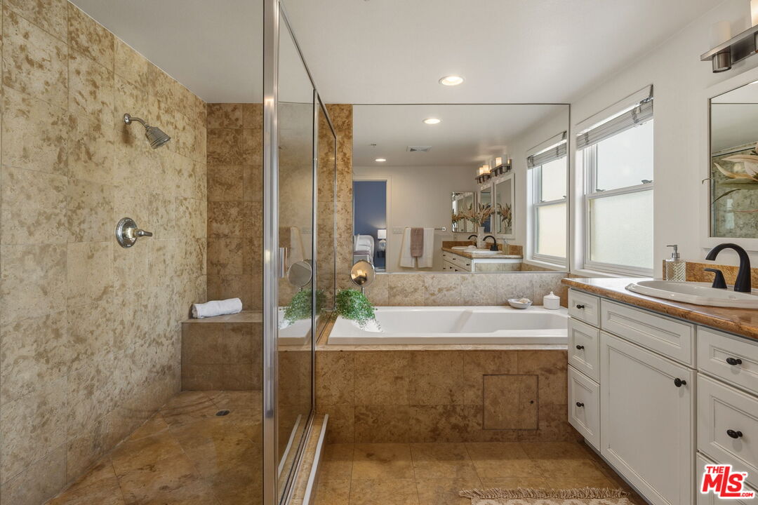1717 S Barrington Ave Unit: 103