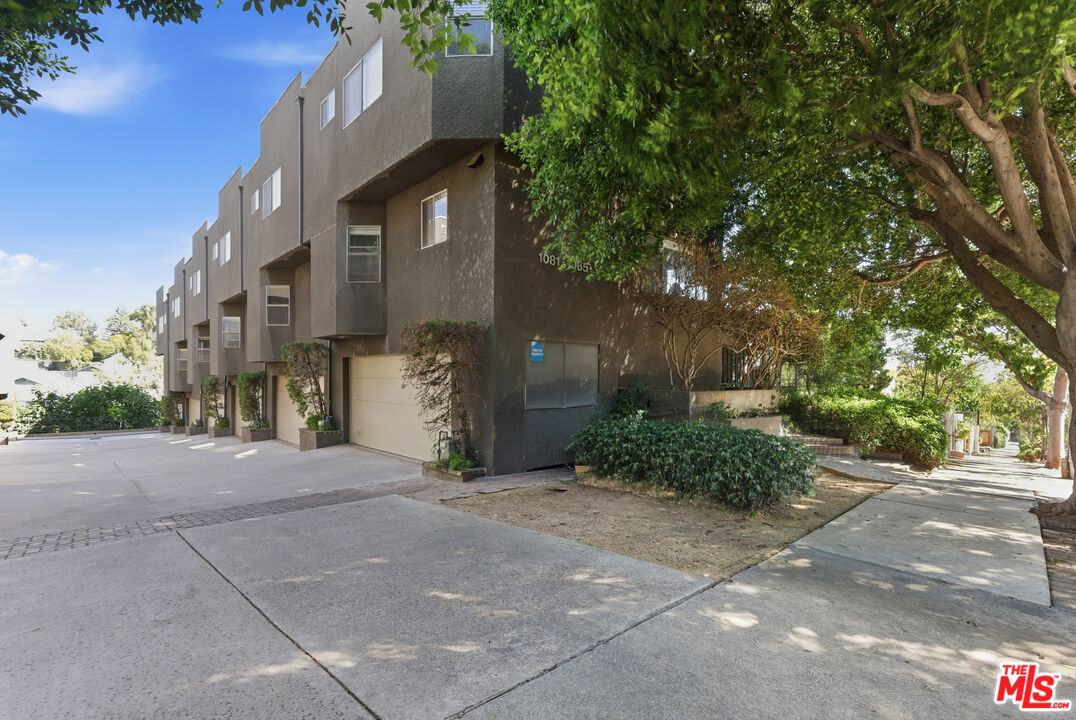 1083 W Kensington Rd
