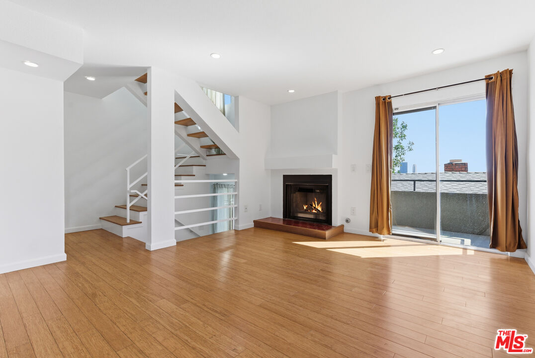 1083 W Kensington Rd
