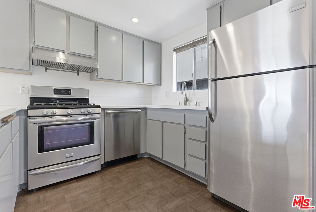 1083 W Kensington Rd