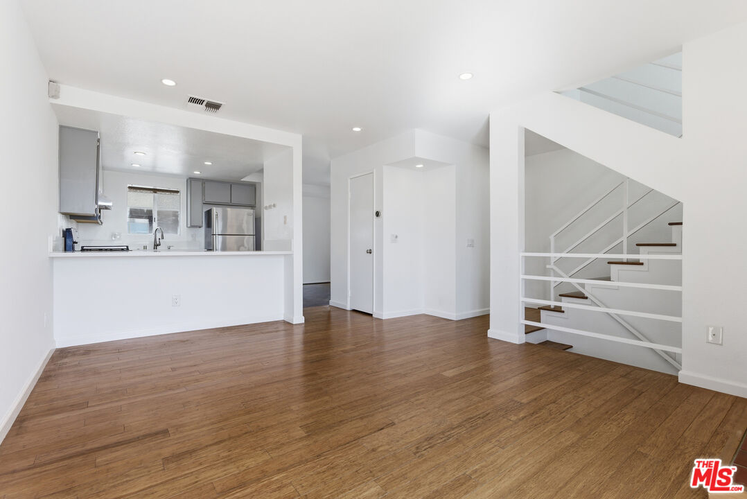 1083 W Kensington Rd