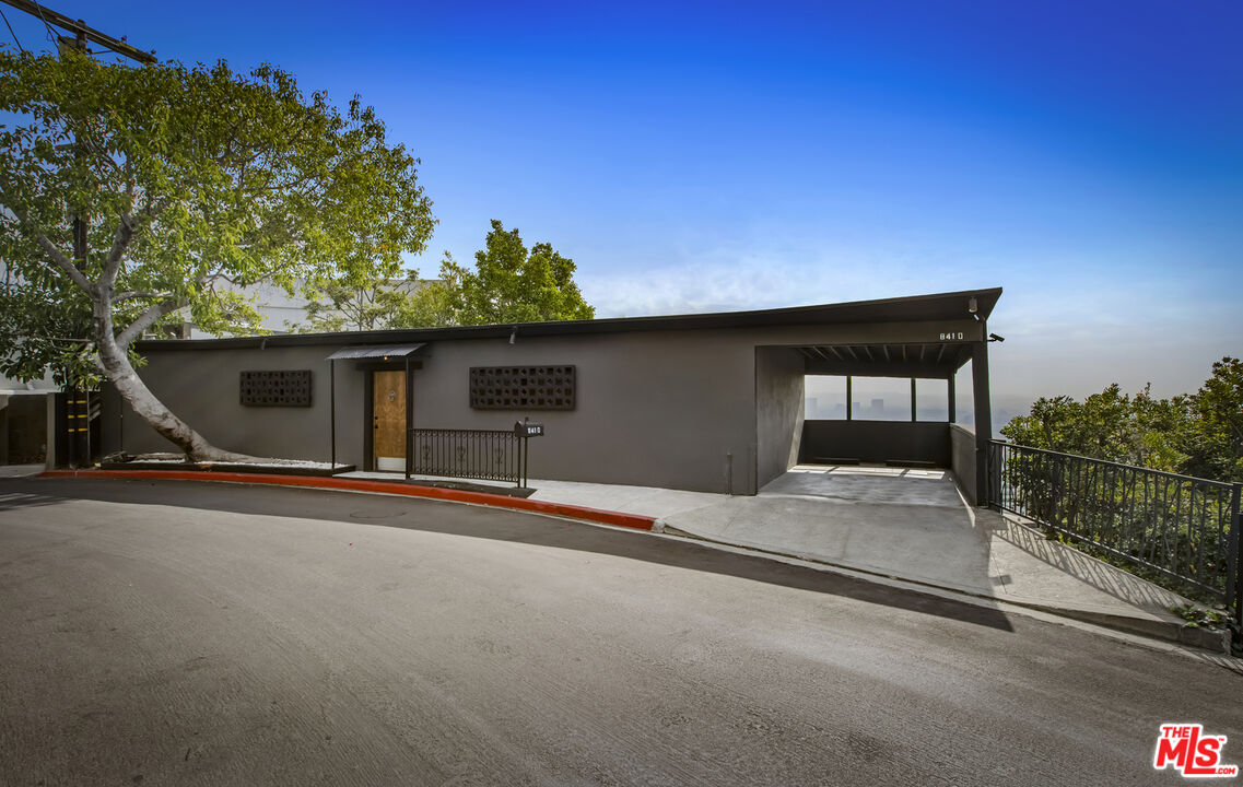 8410 Hollywood Blvd