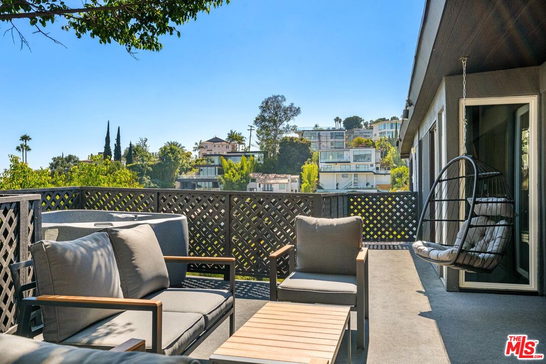 8410 Hollywood Blvd