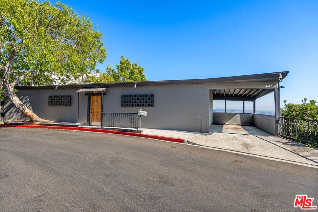 8410 Hollywood Blvd