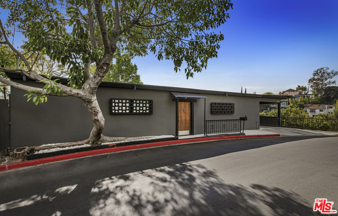 8410 Hollywood Blvd