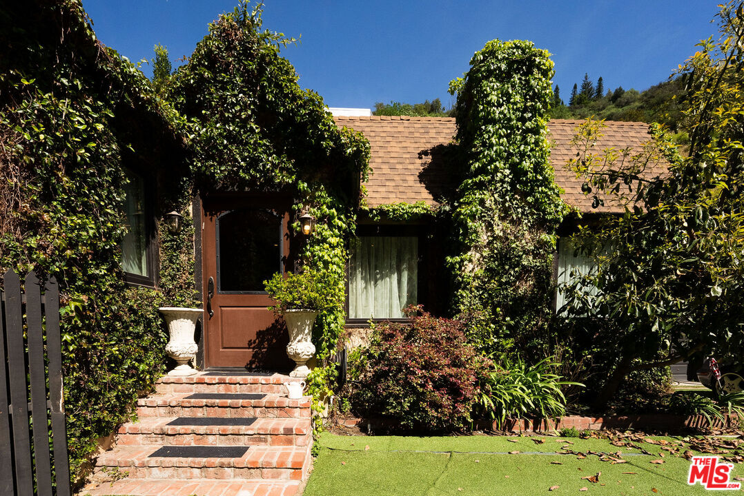 1318 N Beverly Glen Blvd