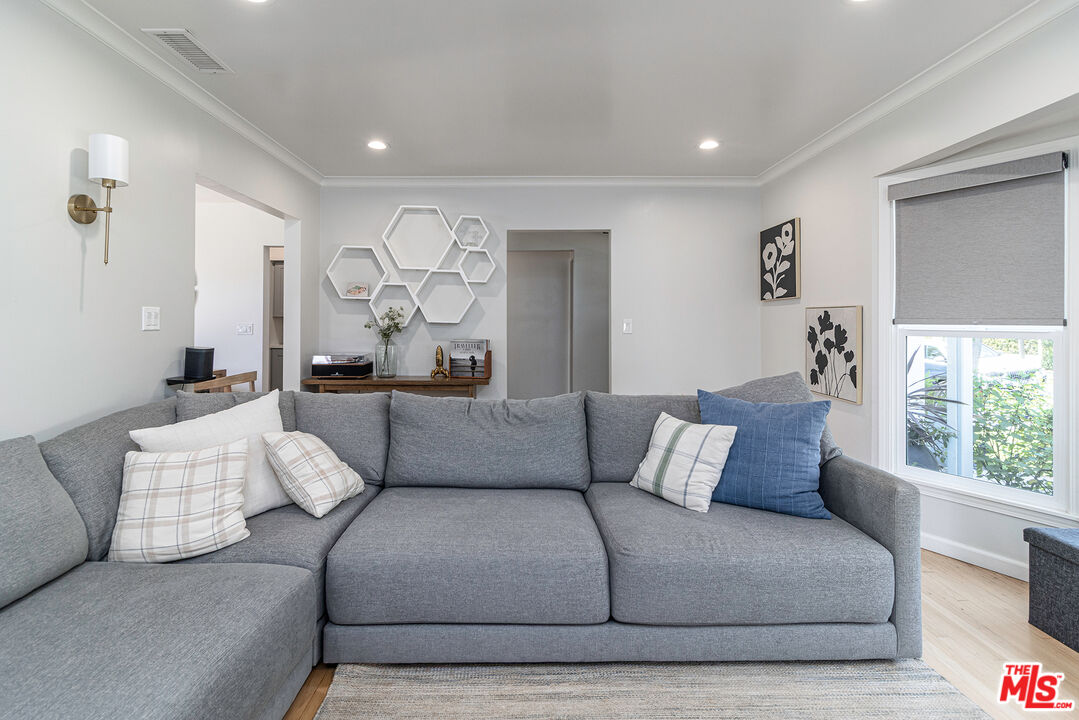 3022 S Beverly Dr