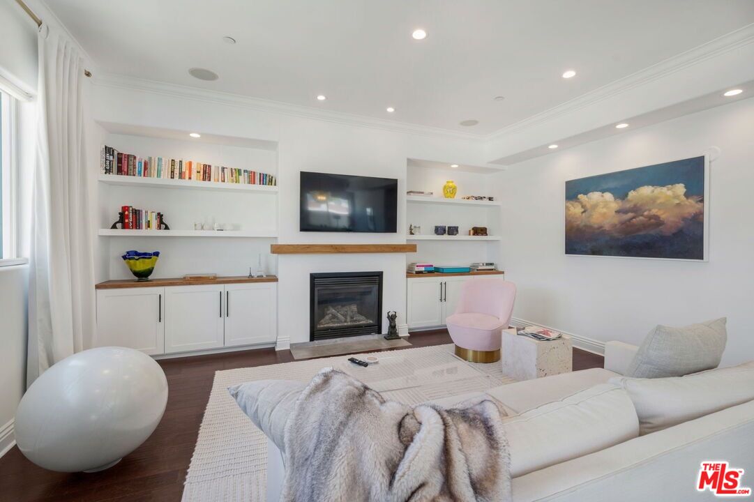 1316 Amherst Ave Unit: 402