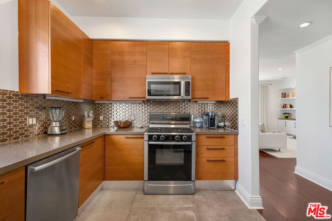 1316 Amherst Ave Unit: 402
