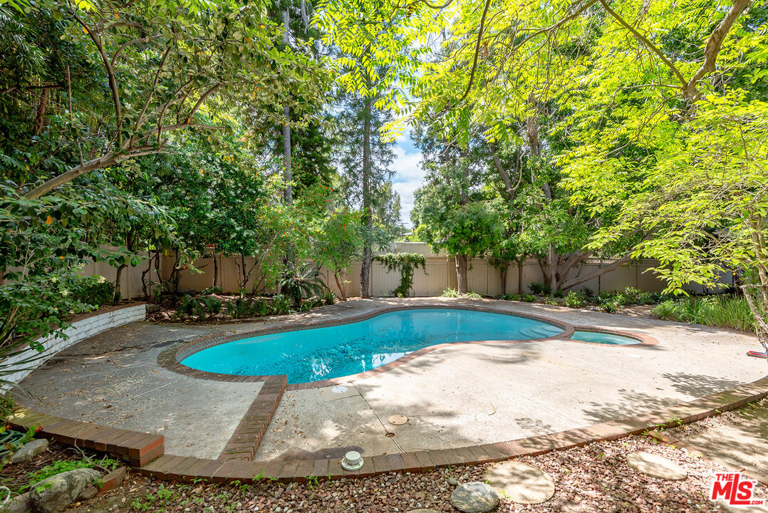 11410 Canton Dr