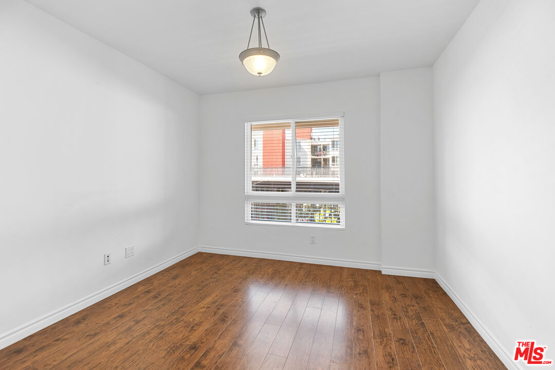 5633 Carlton Way Unit: 203