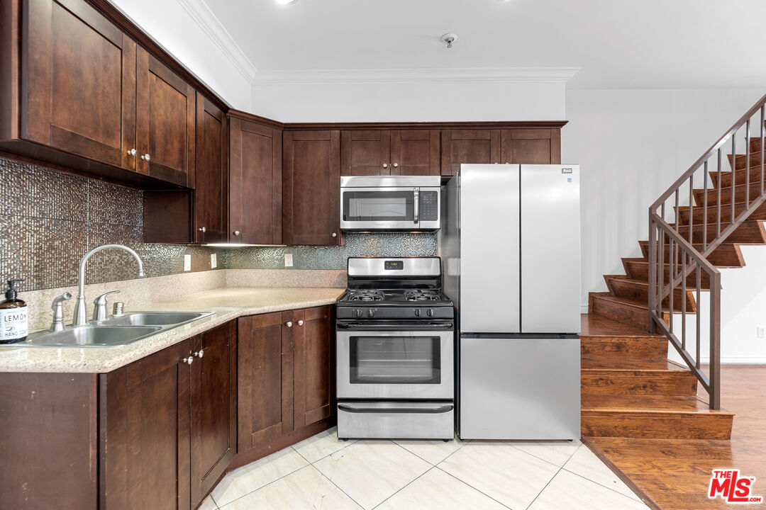 5633 Carlton Way Unit: 203