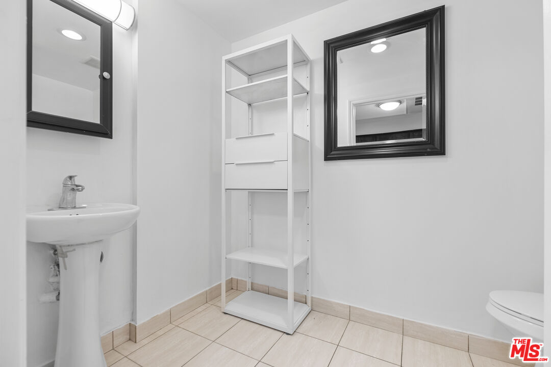 5633 Carlton Way Unit: 203