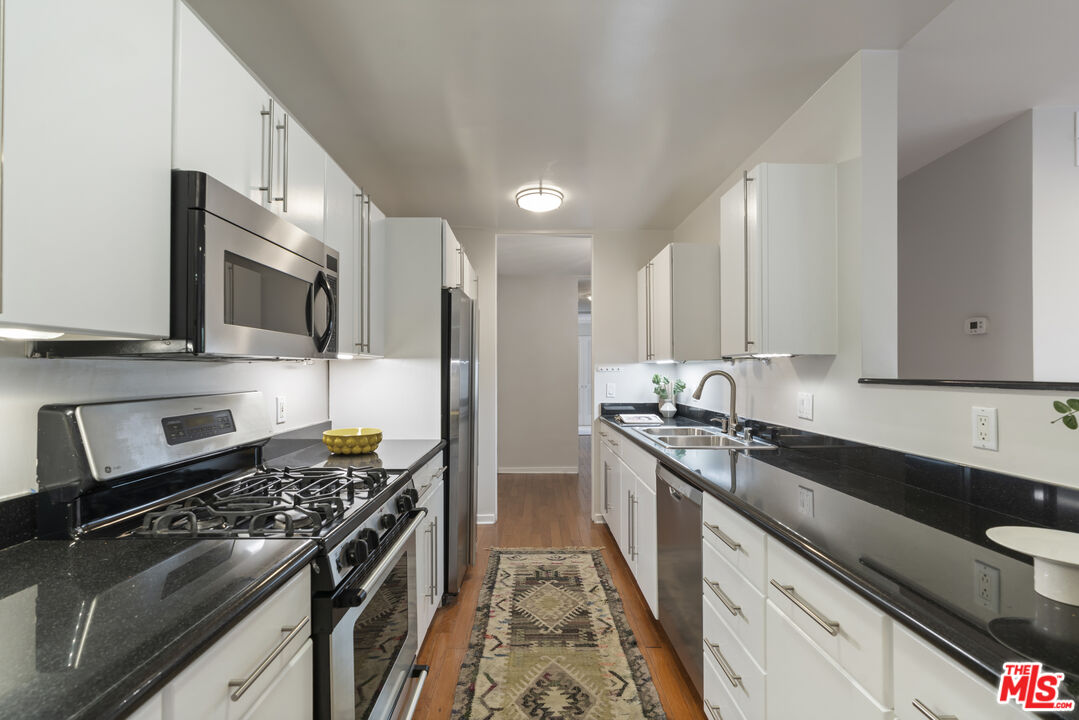 330 S Barrington Ave Unit: 201