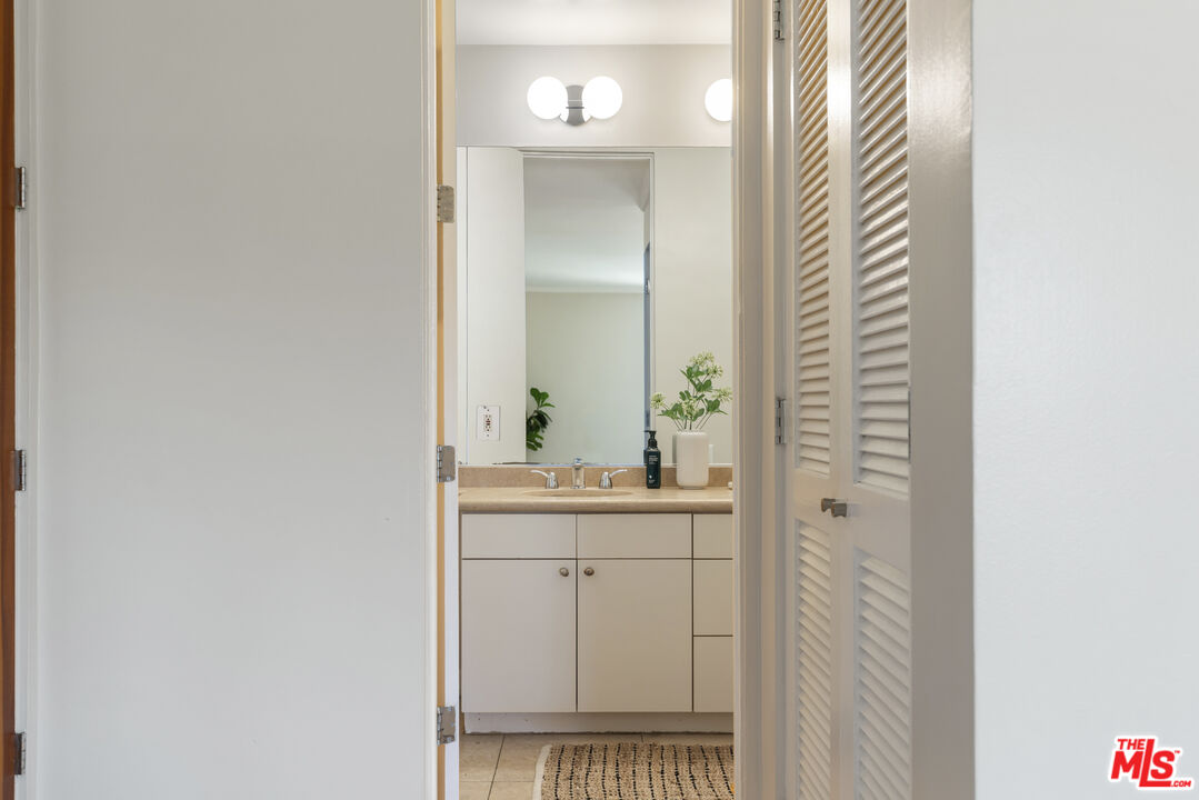 330 S Barrington Ave Unit: 201
